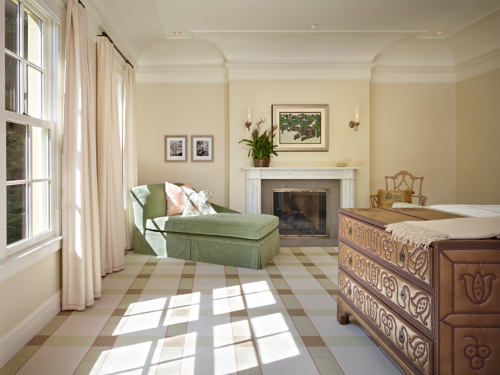 Exempel på ett klassiskt sovrum, med beige väggar