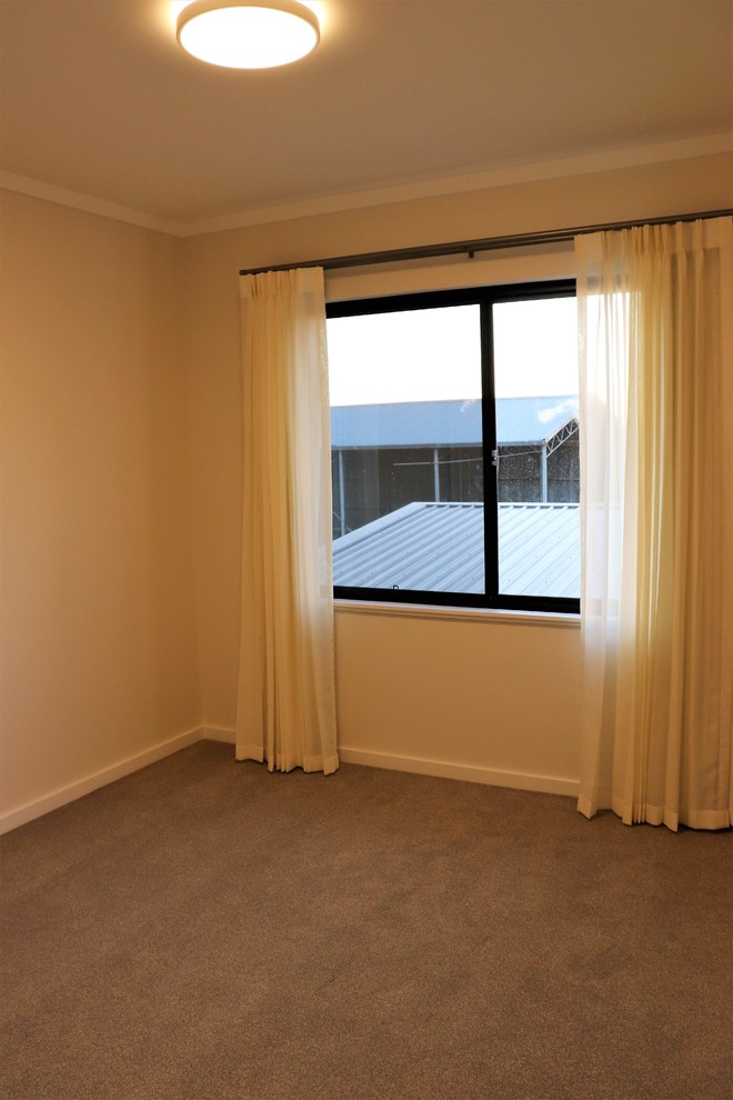 Стильный дизайн: гостевая спальня среднего размера, (комната для гостей) в современном стиле с белыми стенами, ковровым покрытием и коричневым полом - последний тренд