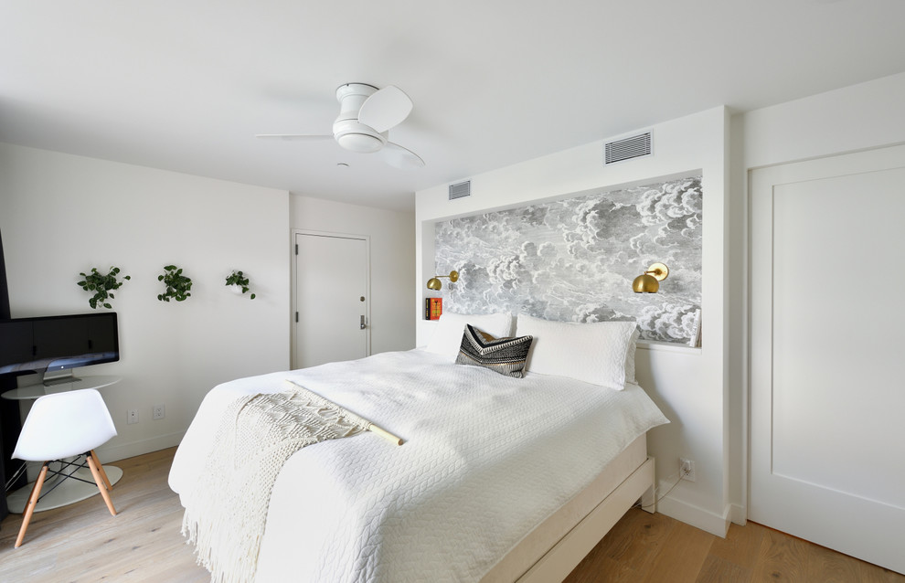 Foto de dormitorio principal moderno de tamaño medio sin chimenea con paredes blancas, suelo de madera clara y suelo beige