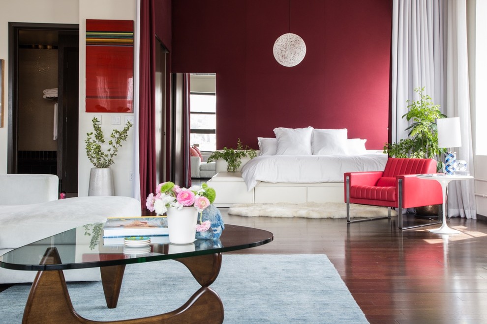 Diseño de dormitorio principal contemporáneo de tamaño medio sin chimenea con paredes rojas y suelo de madera oscura