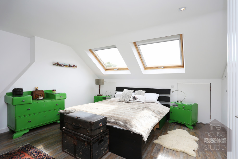 Foto di una camera da letto eclettica di medie dimensioni con pareti bianche, pavimento in legno massello medio e nessun camino