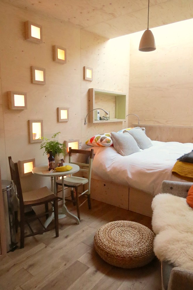 Modernes Schlafzimmer mit hellem Holzboden in Sonstige