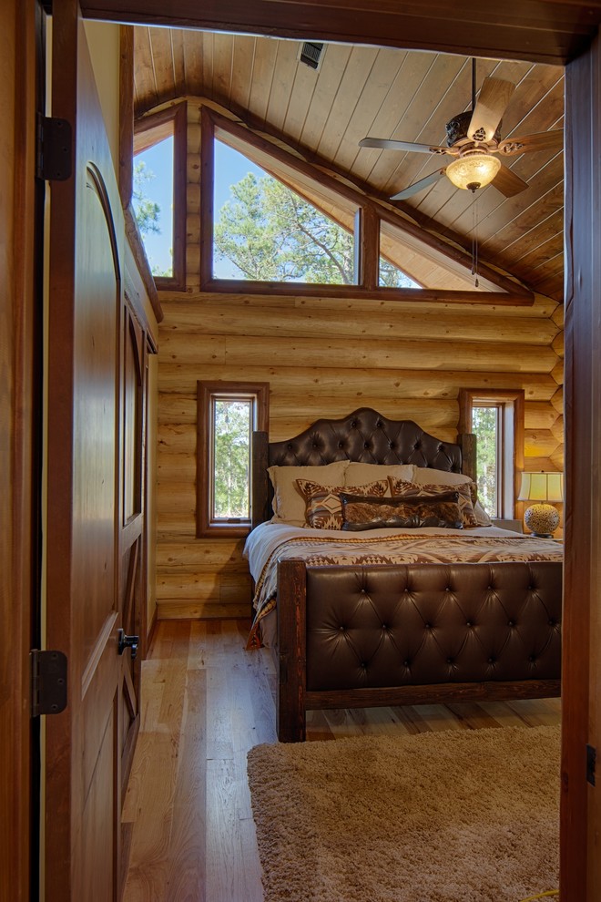 Пример оригинального дизайна: спальня в стиле рустика с паркетным полом среднего тона