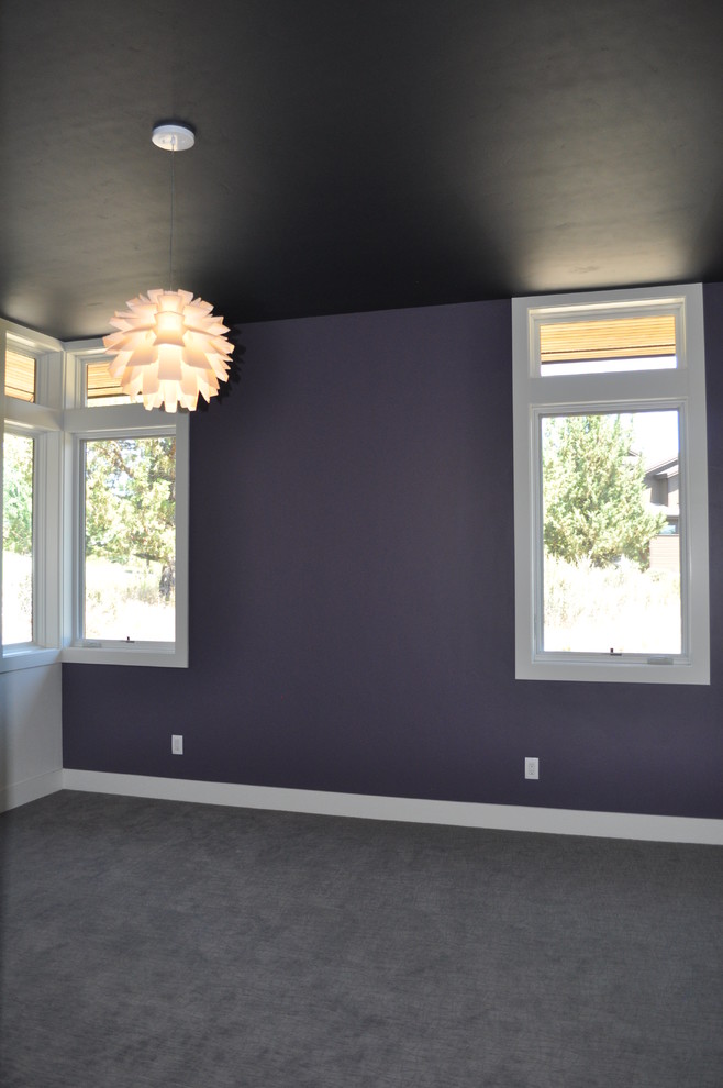 Idee per una grande camera degli ospiti minimal con moquette e pareti viola