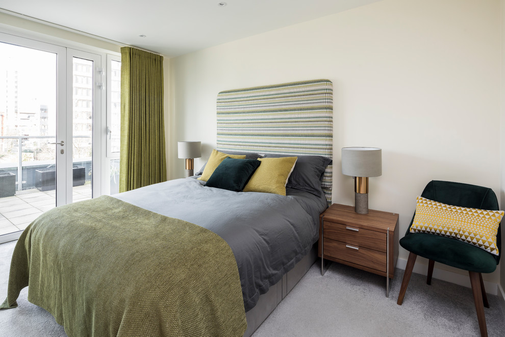 ロンドンにある小さなコンテンポラリースタイルのおしゃれな主寝室 (白い壁、カーペット敷き、暖炉なし、グレーの床) のレイアウト