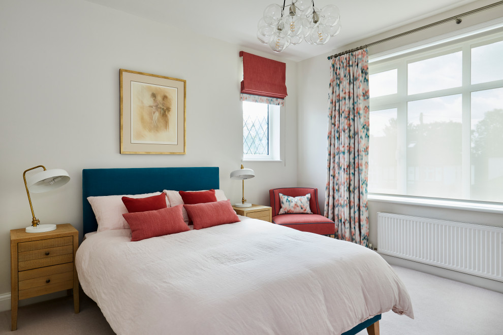 ロンドンにある中くらいなトランジショナルスタイルのおしゃれな客用寝室 (カーペット敷き、グレーの壁、暖炉なし、グレーの床) のレイアウト