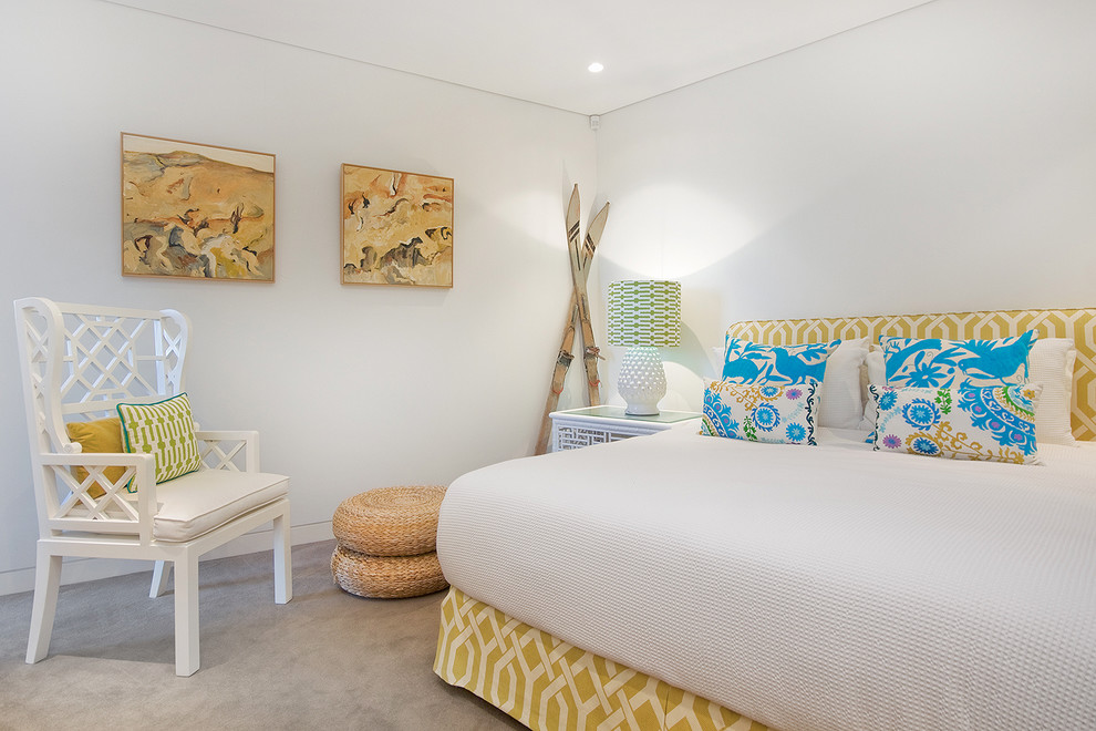 Пример оригинального дизайна: хозяйская спальня среднего размера в морском стиле с белыми стенами, ковровым покрытием и бежевым полом без камина