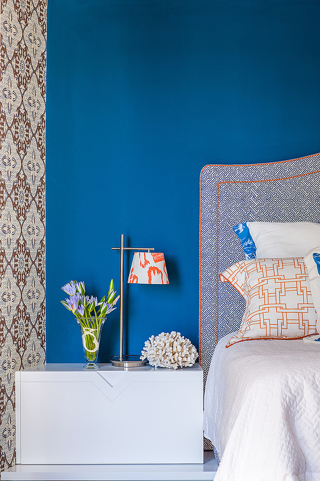 Пример оригинального дизайна: большая хозяйская спальня в морском стиле с синими стенами