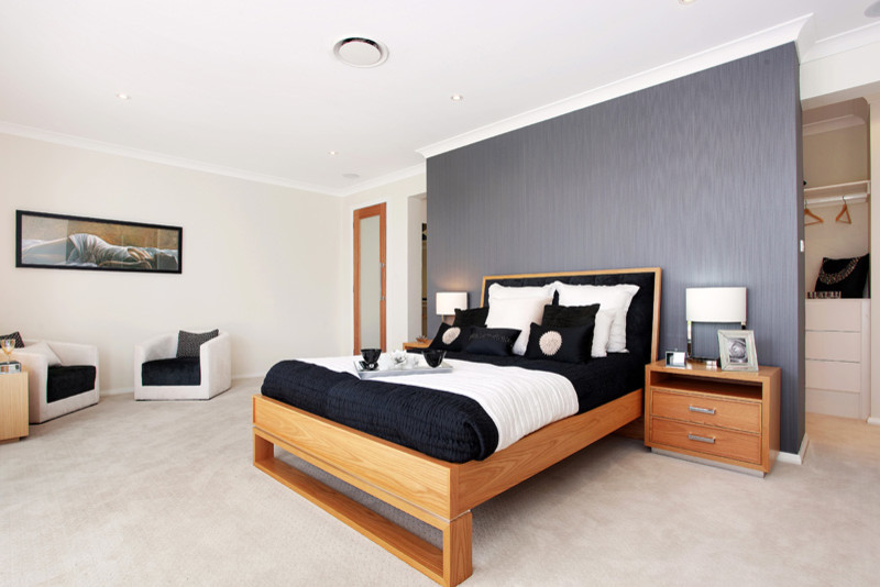 На фото: огромная хозяйская спальня в современном стиле с разноцветными стенами, ковровым покрытием и белым полом
