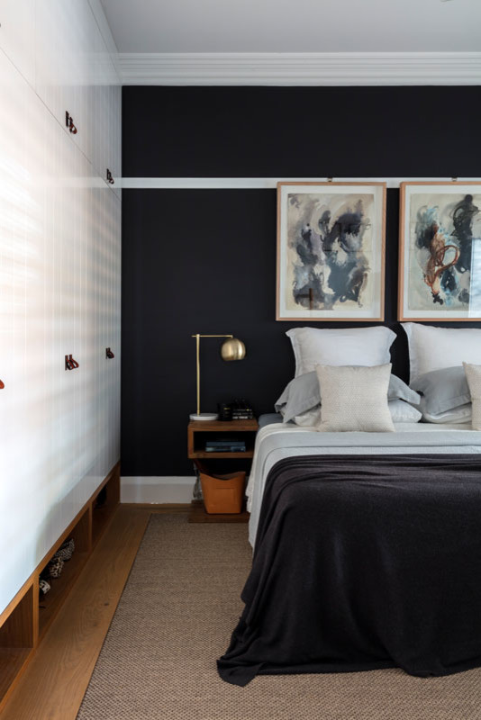 Imagen de dormitorio principal marinero de tamaño medio con paredes negras