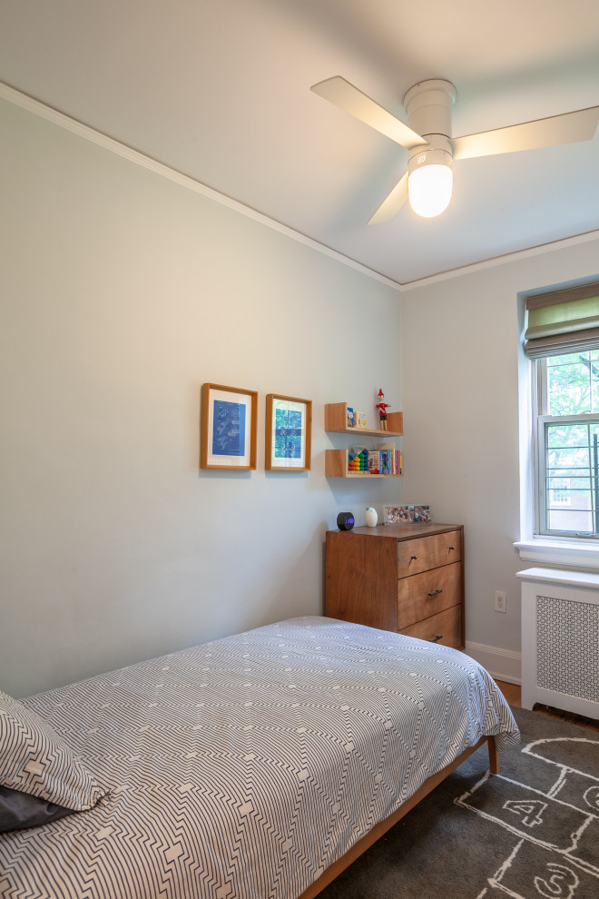 На фото: маленькая гостевая спальня (комната для гостей) в стиле неоклассика (современная классика) с синими стенами, светлым паркетным полом и коричневым полом для на участке и в саду