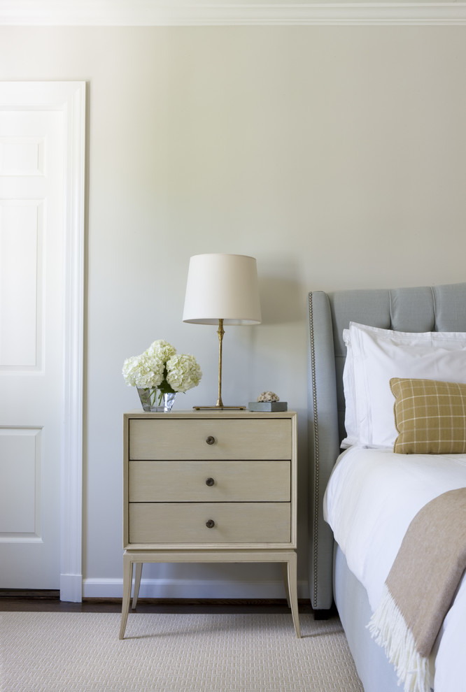 Inspiration pour une chambre parentale traditionnelle avec un mur beige et parquet foncé.