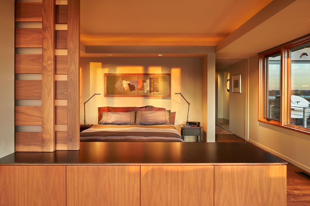 Imagen de dormitorio principal actual con paredes marrones