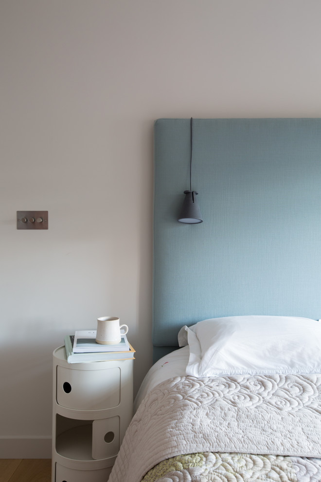 ロンドンにある中くらいな北欧スタイルのおしゃれな客用寝室 (グレーの壁、淡色無垢フローリング、アクセントウォール) のレイアウト