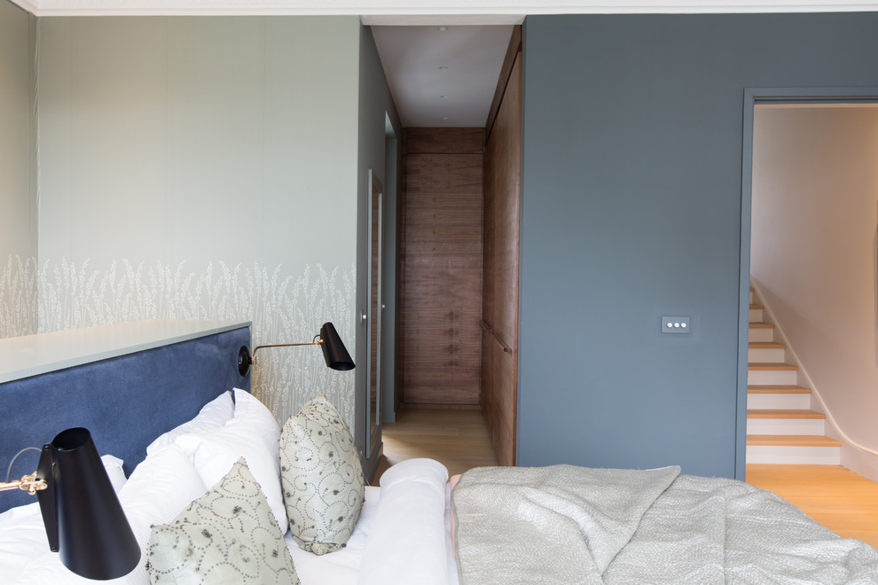 Стильный дизайн: огромная хозяйская спальня в скандинавском стиле с зелеными стенами, светлым паркетным полом, обоями на стенах и акцентной стеной без камина - последний тренд