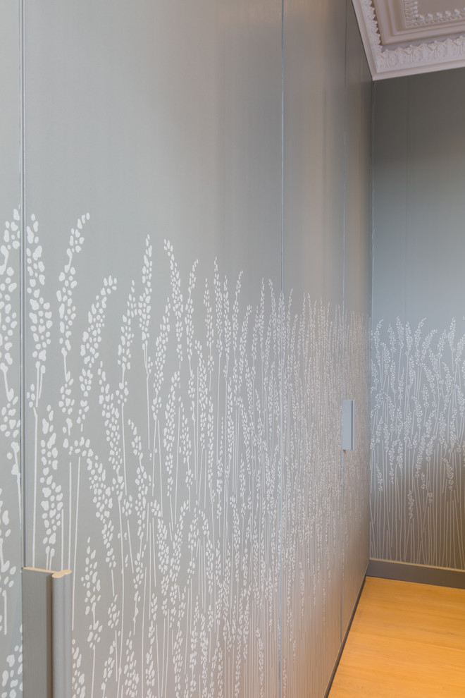 Exemple d'une grande chambre parentale scandinave avec un mur vert, parquet clair et du papier peint.