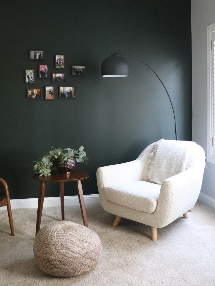 Réalisation d'une grande chambre vintage avec un mur vert et un sol beige.