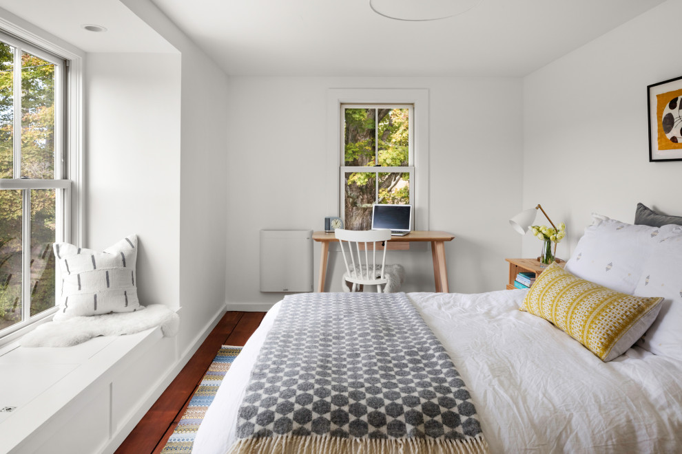 Ejemplo de dormitorio principal nórdico de tamaño medio sin chimenea con paredes blancas y suelo de madera en tonos medios