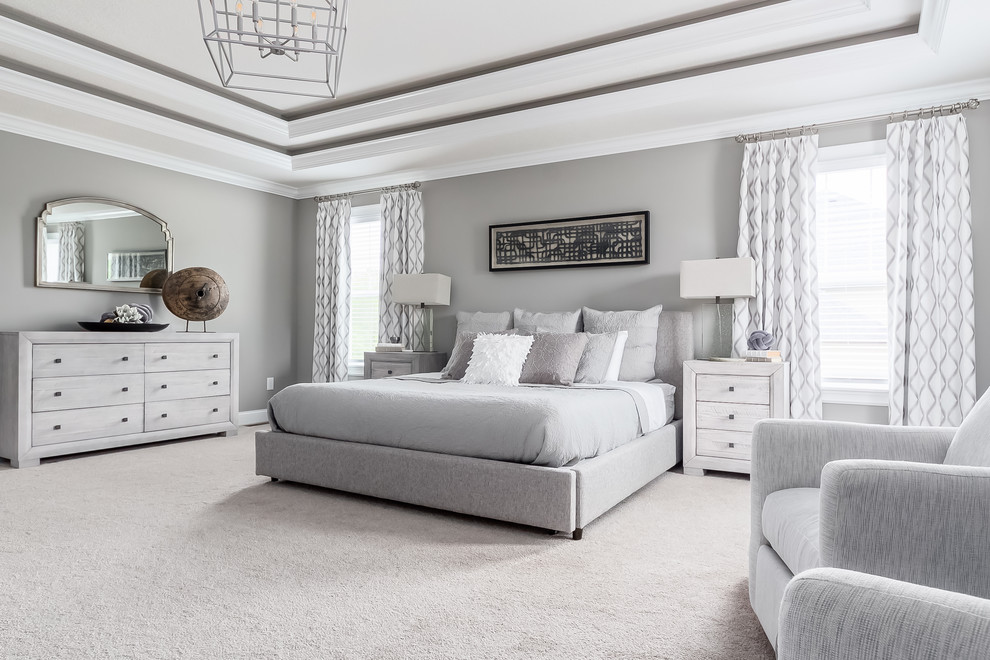 Immagine di una camera da letto chic con pareti grigie, moquette e pavimento grigio