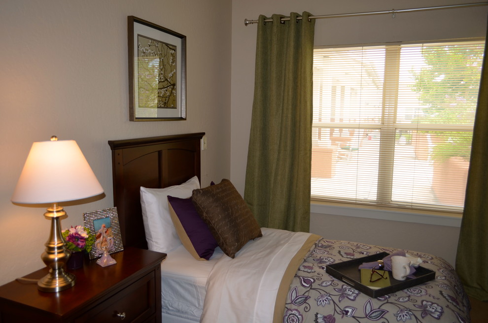 На фото: хозяйская спальня среднего размера в стиле неоклассика (современная классика) с белыми стенами и ковровым покрытием с
