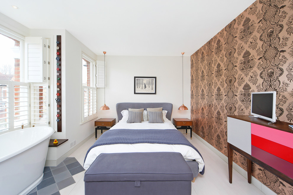 На фото: хозяйская спальня в стиле неоклассика (современная классика) с акцентной стеной