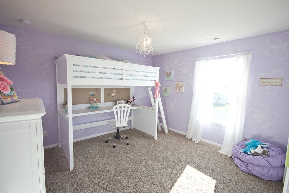 Свежая идея для дизайна: спальня в классическом стиле с фиолетовыми стенами и ковровым покрытием - отличное фото интерьера