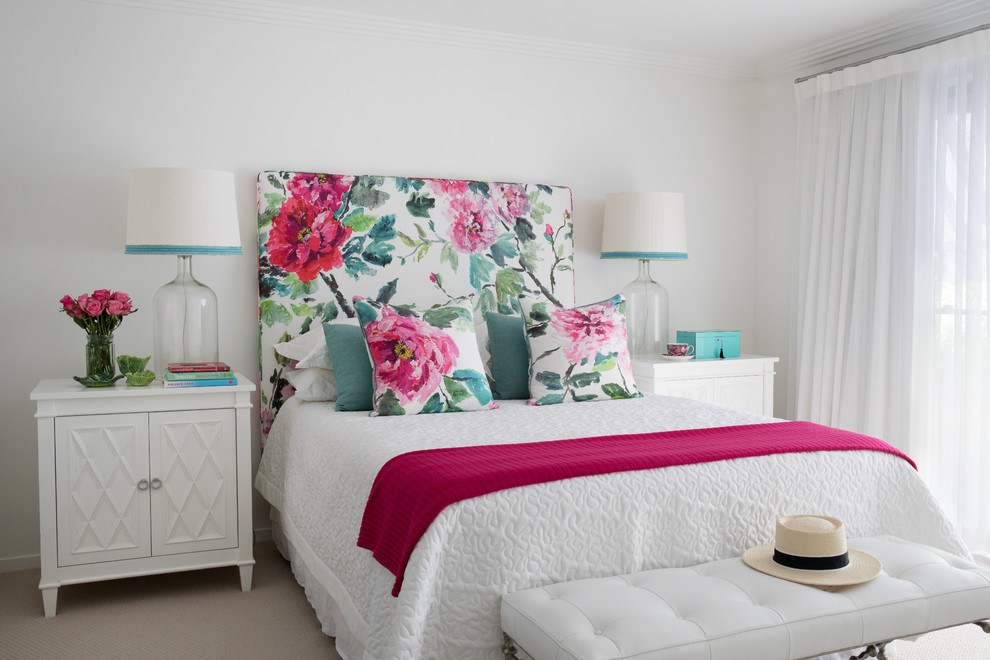 Идея дизайна: хозяйская спальня в современном стиле с белыми стенами, ковровым покрытием и бежевым полом