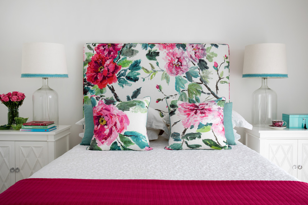 На фото: хозяйская спальня в современном стиле с белыми стенами, ковровым покрытием и бежевым полом с