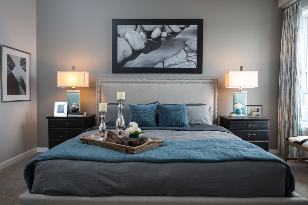 На фото: спальня в стиле неоклассика (современная классика) с серыми стенами и ковровым покрытием с