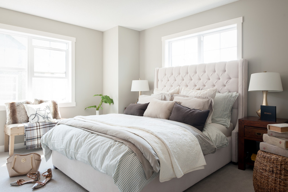 Foto de dormitorio principal clásico renovado pequeño con moqueta y paredes grises