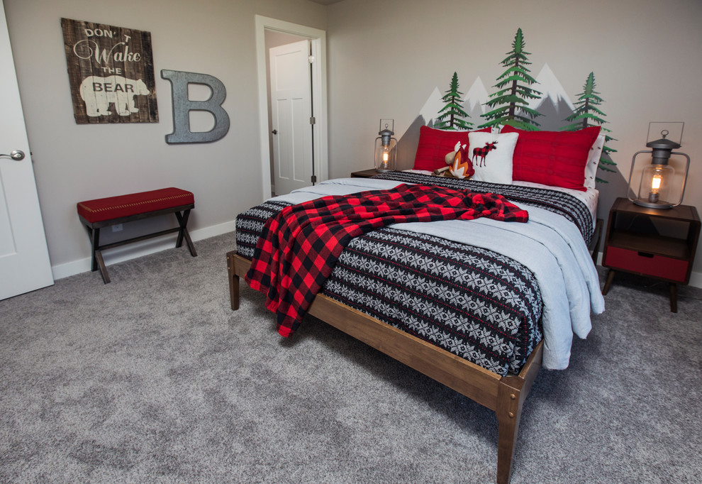 Immagine di una camera da letto american style di medie dimensioni con pareti marroni, moquette, nessun camino e pavimento grigio