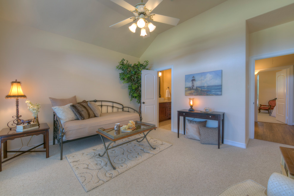 Foto de habitación de invitados tradicional de tamaño medio sin chimenea con paredes beige, moqueta y suelo beige