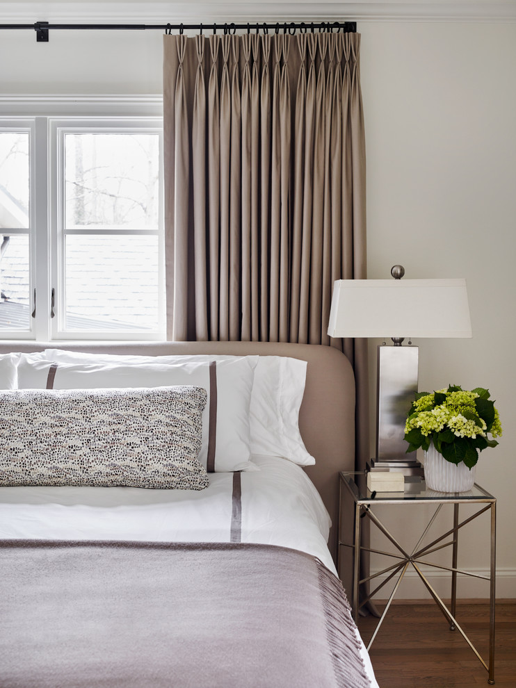 アトランタにある中くらいなトランジショナルスタイルのおしゃれな客用寝室 (白い壁、淡色無垢フローリング、暖炉なし、茶色い床) のインテリア