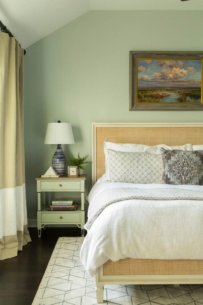 Modelo de dormitorio principal clásico renovado de tamaño medio sin chimenea con paredes verdes, suelo de madera oscura y suelo marrón