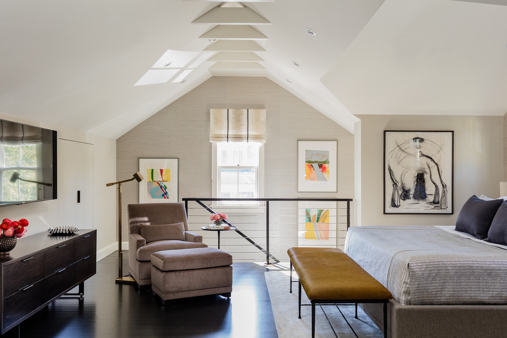 Modernes Schlafzimmer im Loft-Style mit beiger Wandfarbe und dunklem Holzboden in Boston