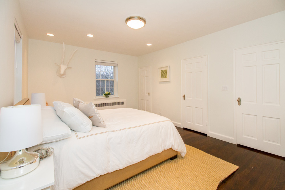 Пример оригинального дизайна: гостевая спальня среднего размера, (комната для гостей) в классическом стиле с белыми стенами и темным паркетным полом