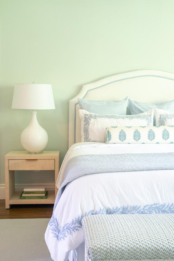 Источник вдохновения для домашнего уюта: хозяйская спальня в стиле неоклассика (современная классика) с зелеными стенами, паркетным полом среднего тона, стандартным камином, фасадом камина из плитки и синим полом