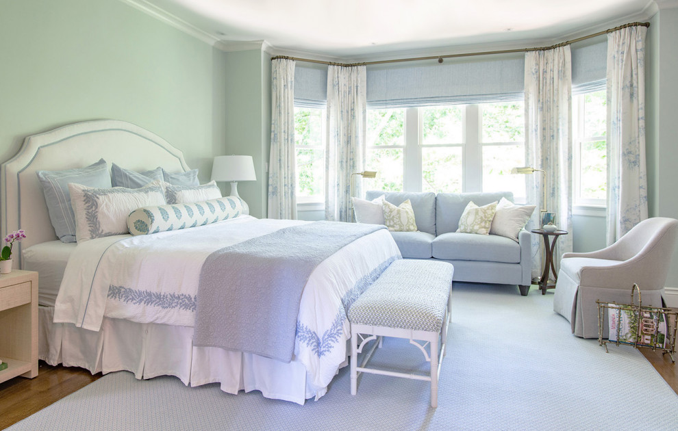 Стильный дизайн: хозяйская спальня в стиле неоклассика (современная классика) с зелеными стенами, паркетным полом среднего тона, стандартным камином, фасадом камина из плитки и синим полом - последний тренд