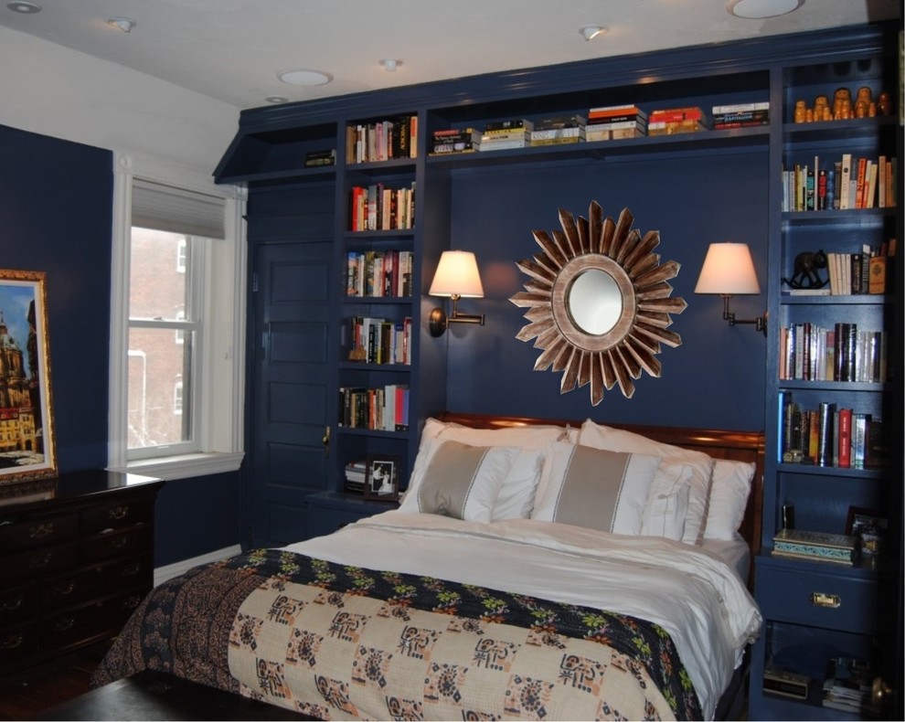Aménagement d'une chambre parentale classique avec un mur bleu et un sol en bois brun.