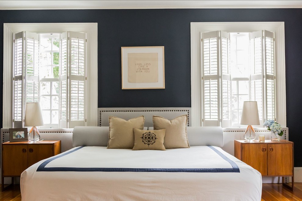 Свежая идея для дизайна: хозяйская спальня в стиле неоклассика (современная классика) с синими стенами и паркетным полом среднего тона - отличное фото интерьера