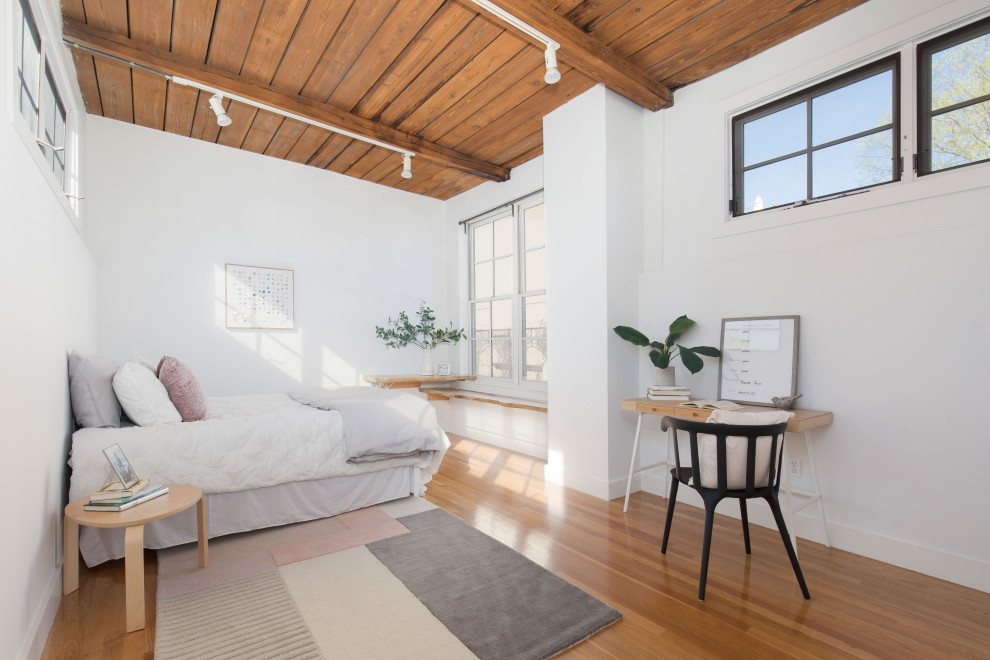 Imagen de dormitorio principal nórdico grande con paredes blancas, suelo de madera en tonos medios y suelo beige