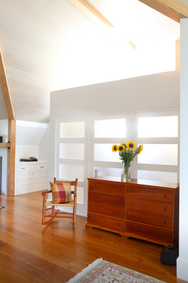 На фото: хозяйская спальня среднего размера в стиле неоклассика (современная классика) с белыми стенами и паркетным полом среднего тона с