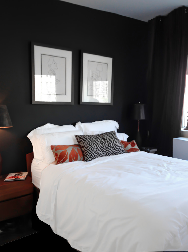 Idee per una camera da letto stile loft industriale di medie dimensioni con pareti nere e pavimento in legno massello medio