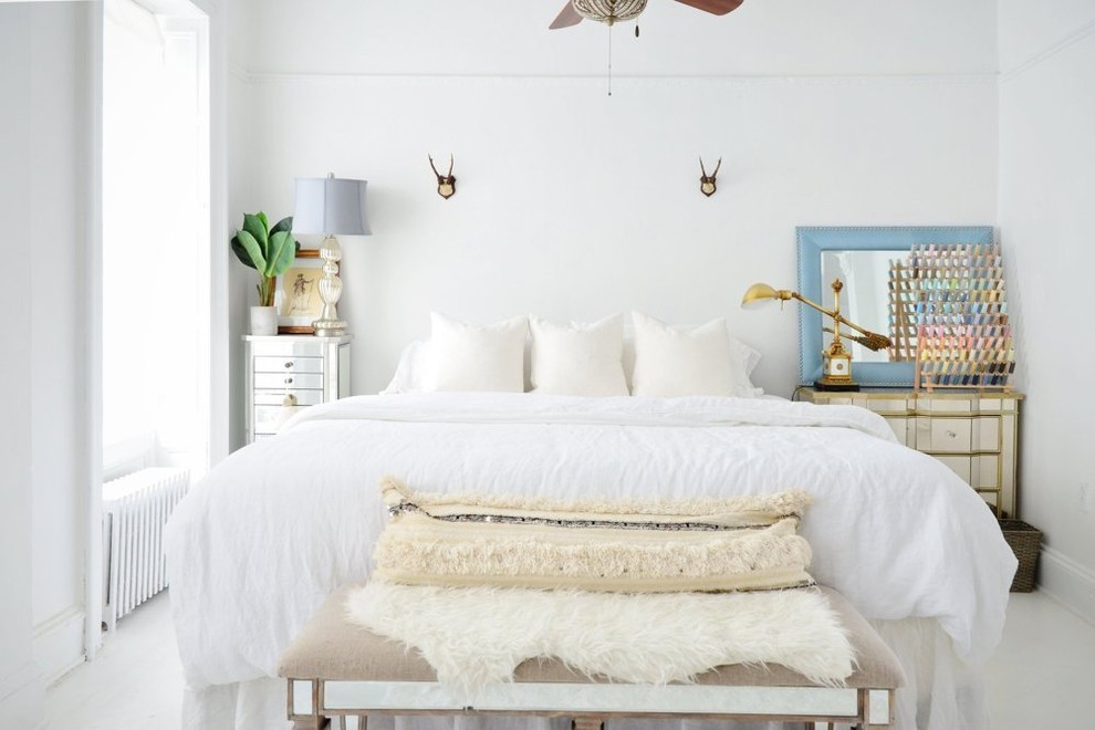 Diseño de dormitorio bohemio con paredes blancas y suelo de madera pintada