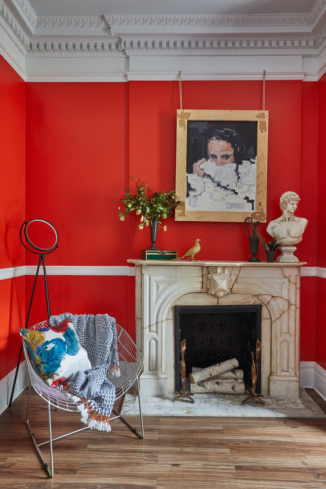 Eklektisches Schlafzimmer mit roter Wandfarbe, Kamin und braunem Boden in New York