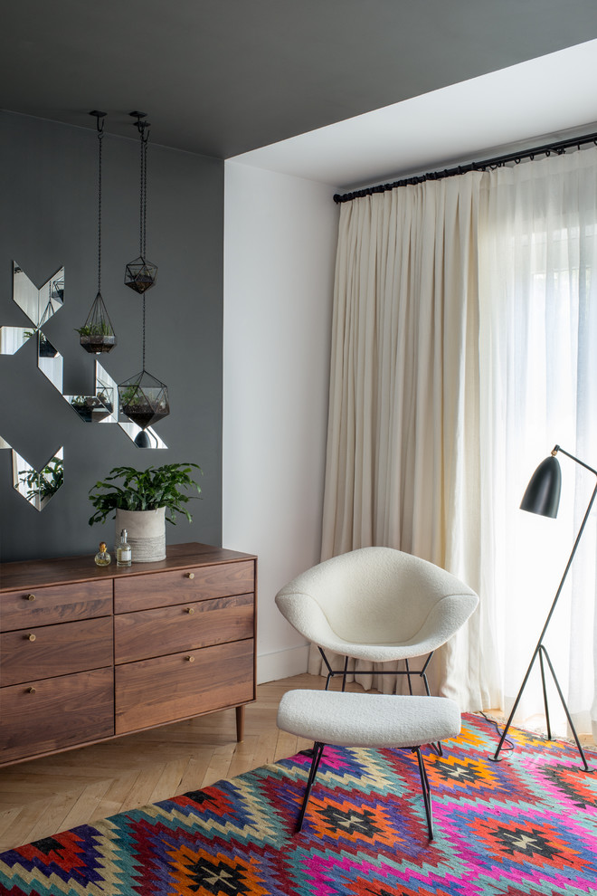 На фото: спальня: освещение в современном стиле с серыми стенами