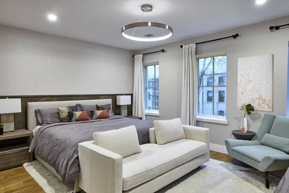 Mittelgroßes Modernes Hauptschlafzimmer mit grauer Wandfarbe, braunem Holzboden und braunem Boden in New York
