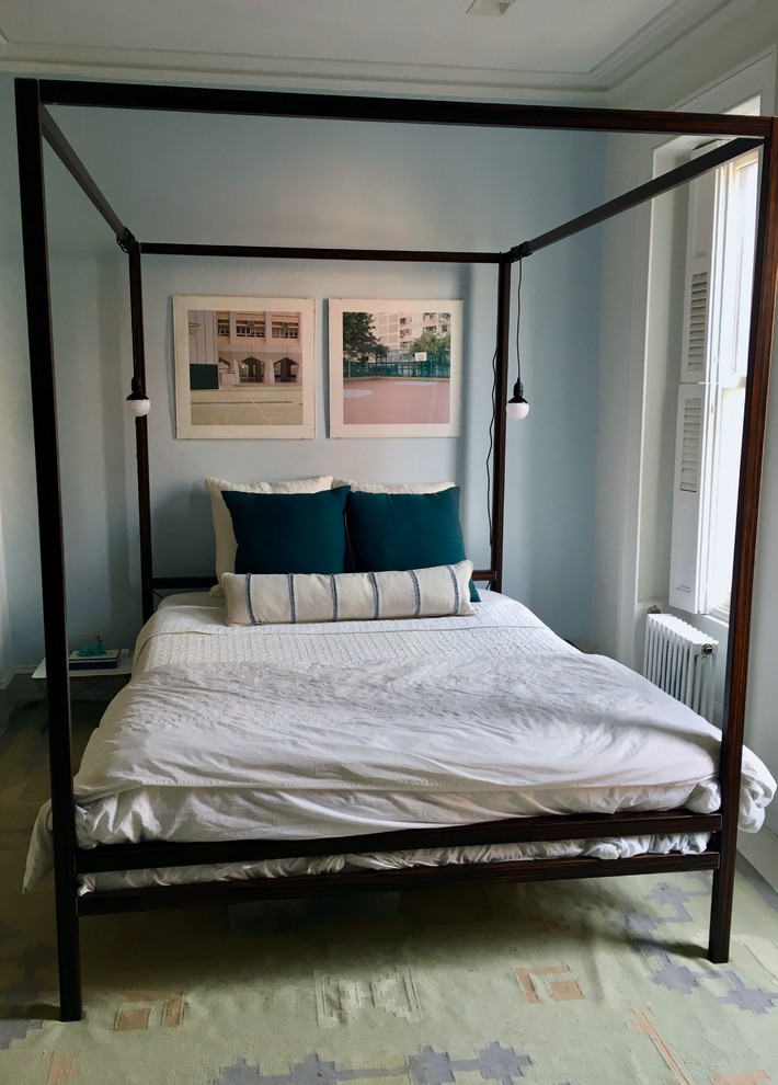Idéer för mellanstora eklektiska gästrum, med blå väggar, målat trägolv och vitt golv