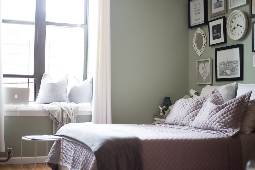 Modelo de dormitorio romántico de tamaño medio con paredes verdes
