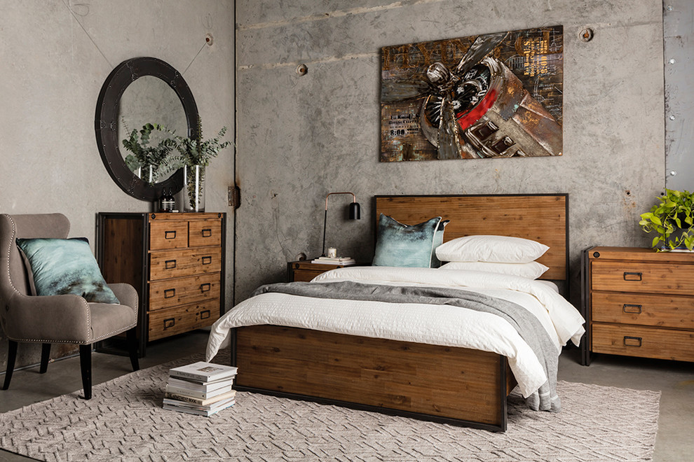 На фото: спальня на антресоли в стиле лофт с серыми стенами, бетонным полом и серым полом с